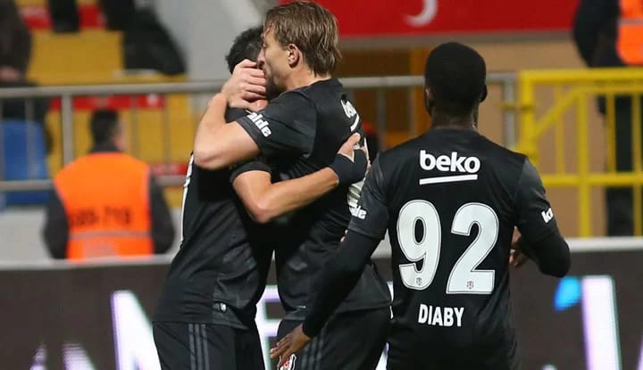 Beşiktaş, son dakika golüyle kazandı! Zirveye bir adım daha yaklaştı!