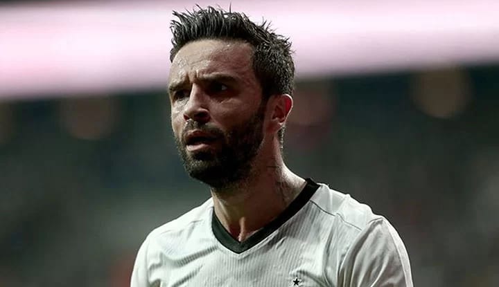 Beşiktaş'ta Gökhan Gönül'den soyunma odasında sert tepki! İşte yaptığı konuşma...
