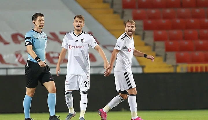 "Penaltı ve kırmızı kart, hakem hatası sonucu meydana geldi"