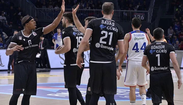 Beşiktaş Sompo Sigorta, Anadolu Efes'i devirdi!