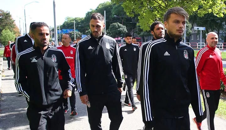 Beşiktaşlı futbolcular, Bratislava’da yürüyüş yaptı