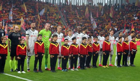 İzmir'de maç öncesi Beşiktaş takım otobüsüne saldırı