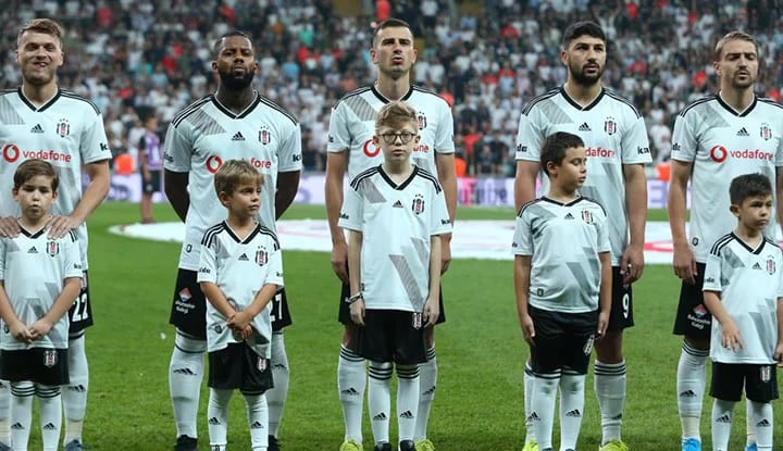 "Onda mum ışığı bile yok, 'boşlukta bir noktayım' diye şarkı var..."