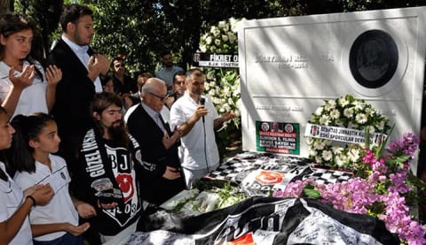 Süleyman Seba, kabri başında anıldı