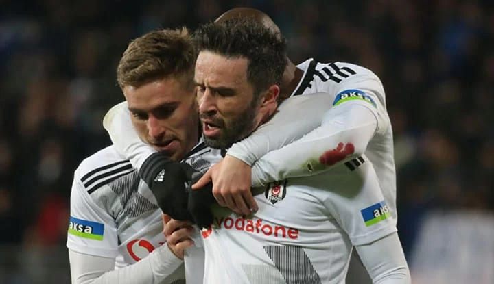 Beşiktaş'ta Gökhan Gönül'ün yerine 2 aday!