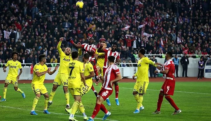 Fenerbahçe'de Beşiktaş derbisi öncesi iki kırmızı kart! Biri derbide oynayamayacak!
