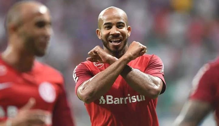 Beşiktaş ve Fenerbahçe, Brezilyalı orta saha için devrede! Menajeri görüşme gerçekleştirdi!