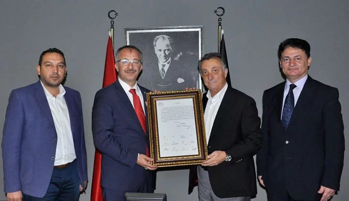 Ahmet Nur Çebi'ye anlamlı hediye