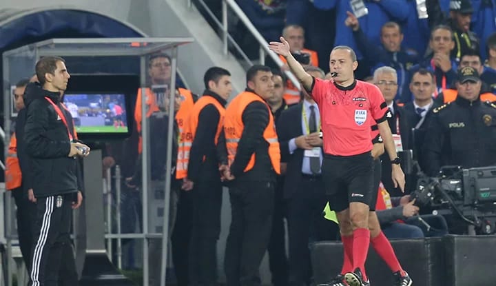 Cüneyt Çakır'a canlı yayında sert tepki! "Eyyamcısın, Beşiktaş seni affetmeyecek"