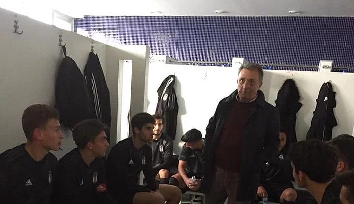 Başkan Çebi'den Beşiktaş U19 takımına destek! Çebi soyunma odasına indi!