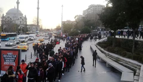 Sergen Yalçın için dev kuyruk! İşte görüntüler...