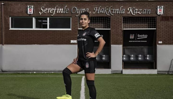 Elbistan'da öğretmen, Beşiktaş'ta kadın futbol takımının yıldızı!
