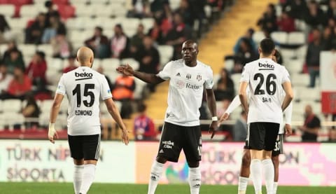 Aboubakar, Weghorst'u solladı!