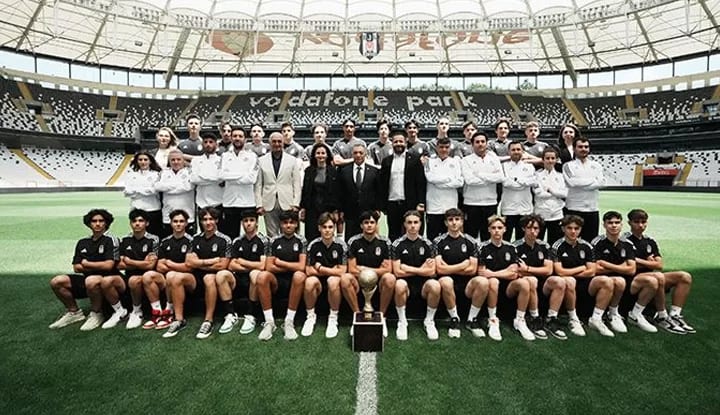 Ahmet Nur Çebi, Beşiktaş Artaş U-16 Takımını tebrik etti!
