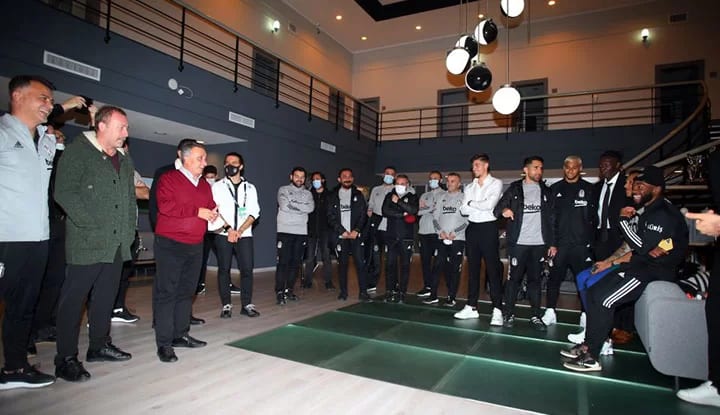 Ahmet Nur Çebi, Ümraniye'de takımı kutladı