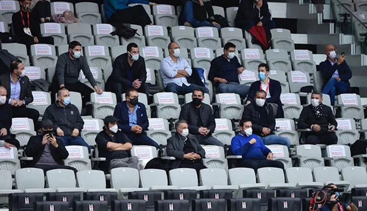Ahmet Nur Çebi ve yönetimi Akatlar'da