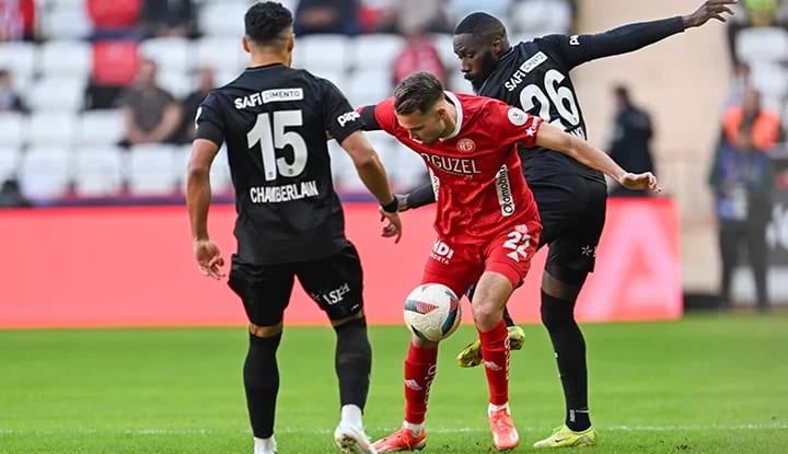 Beşiktaş deplasmanda Antalyaspor ile 1-1 berabere kaldı!