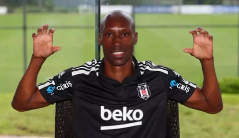 Atiba futbola veda ediyor!