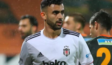 "Babacar iki eliyle Ghezzal'a faul yapıyor"