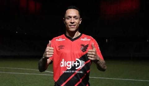 Adriano'dan Beşiktaş açıklaması