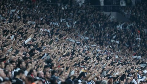 Beşiktaşlı taraftarların Fenerbahçe isyanı! Sosyal medya karıştı!
