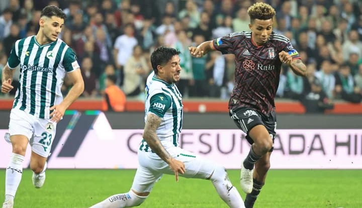 Beşiktaş orta sahasından istediği verimi alamıyor!