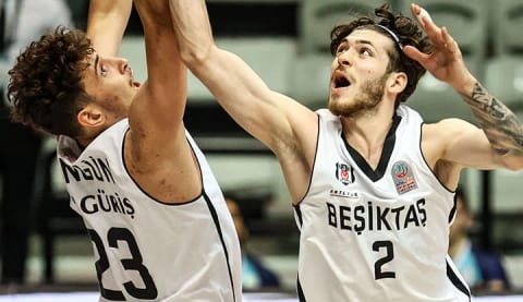 Beşiktaş parkede gençleriyle uçuşa geçti1
