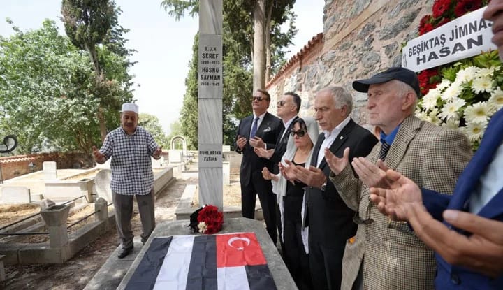 Beşiktaş, Şeref Bey'i kabri başında andı!