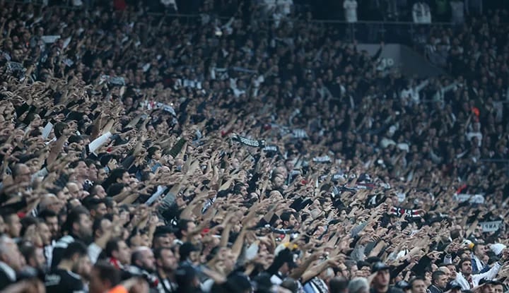 Beşiktaş taraftarı, "HAKKI" için ayağa kalktı! TBF'ye çağrı!