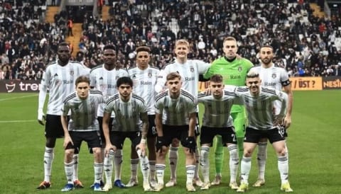 Beşiktaşlı taraftarlardan ıslıklı tepki!