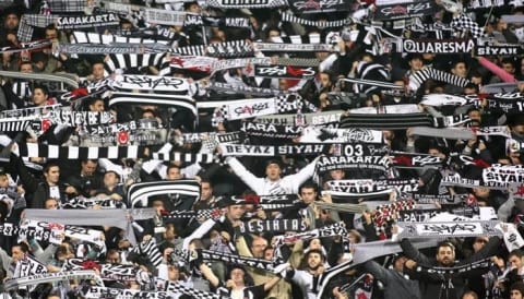 Beşiktaş taraftarından ıslıklı protesto!