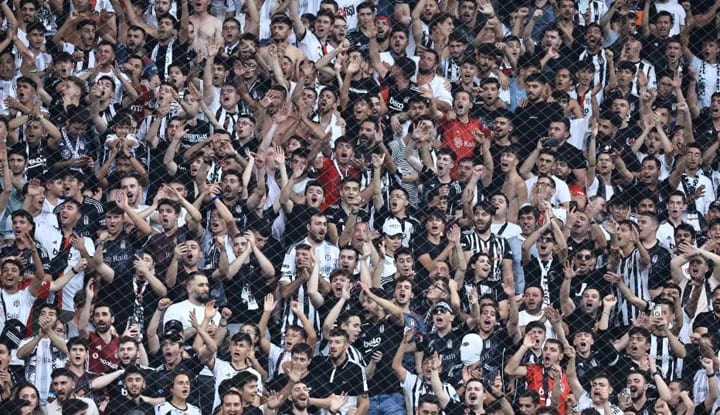Beşiktaş taraftarından istifa tezahüratı!