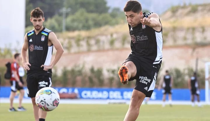 Beşiktaş tribünlerinden Emirhan İlkhan’a büyük destek!