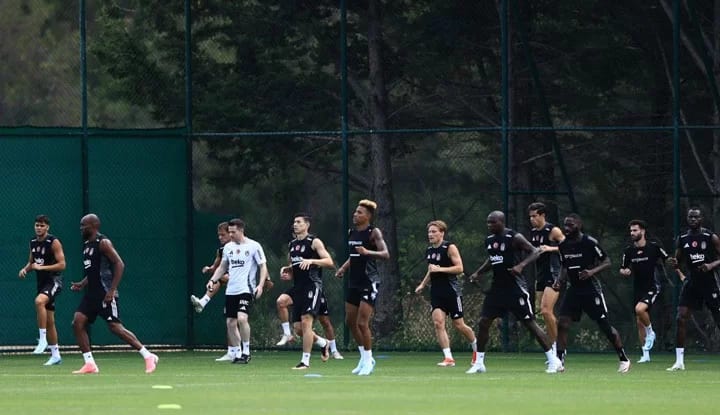 Beşiktaş, Van Bronckhorst ile yeni sezona hazır!