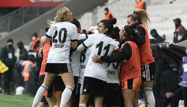 Beşiktaş Vodafone, derbide Fenerbahçe'yi mağlup etti!