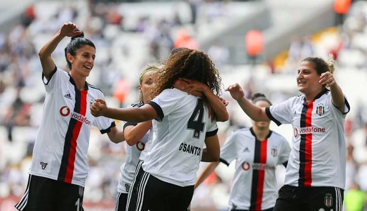Beşiktaş Vodafone, yarı finalde!