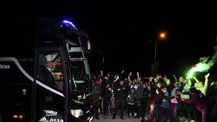 Beşiktaş'a Ümraniye'de karşılama! İşte görüntüler...