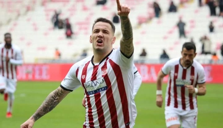 Beşiktaş'ın Rey Manaj'a yaptığı teklif belli oldu!