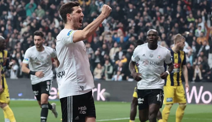 Beşiktaş'ın yıldızı derbide yok!