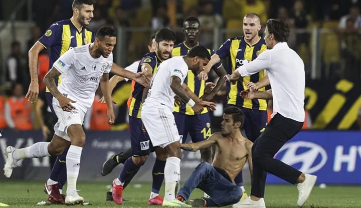 Beşiktaşlı futbolculara saldıran sanığa hapis!