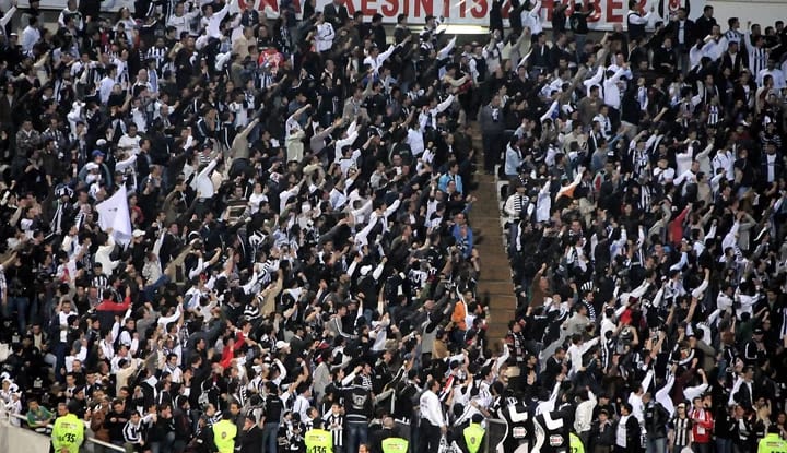 Beşiktaşlı taraftarlardan Dele Alli pankartı!