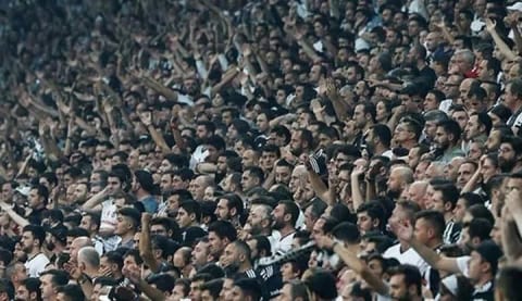 Beşiktaşlı taraftarlardan futbolculara tepki!