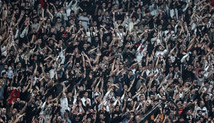 Beşiktaşlı taraftarlardan ıslıklı tepki!