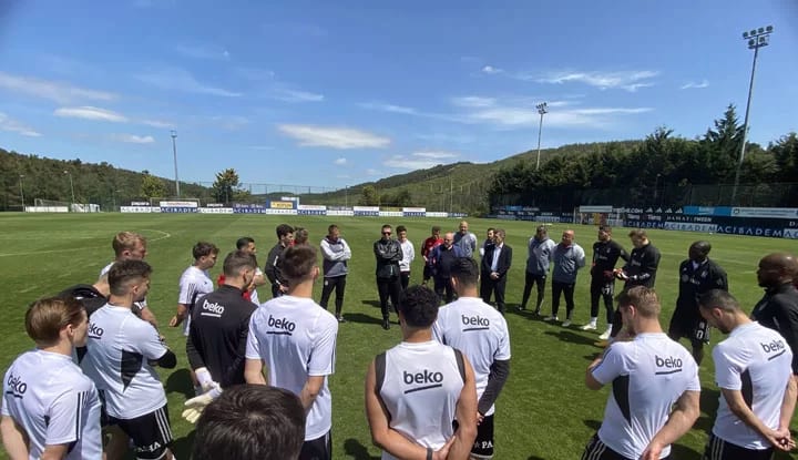 Beşiktaşlı yöneticilerden Futbol A Takımına ziyaret!