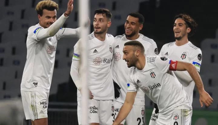 Beşiktaş'ta 2 futbolcu kart sınırında!