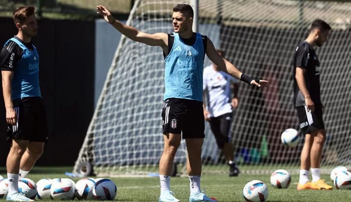 Beşiktaş'ta forma için kıyasıya rekabet!