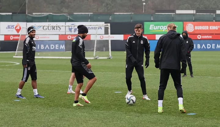 Beşiktaş'ta iki gelişme birden! Takımla çalışmalara başladılar!