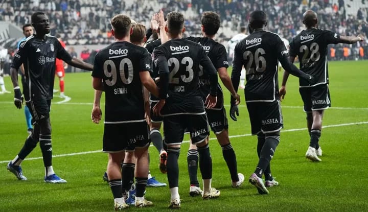 Beşiktaş'ta iki isimle yolları ayıracak!