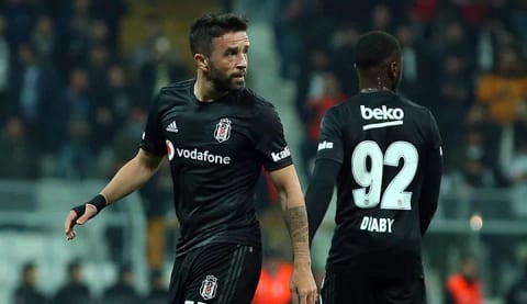 Beşiktaş'ta ikinci şok! Gökhan Gönül sakatlandı!
