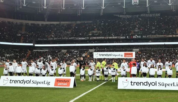 Beşiktaş'ta kadro temizliği! Tam 8 isimle yollar ayrılıyor!